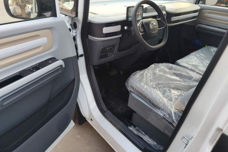 Used SAIC MAXUS Dana V1 2025 V1+ Long Wheelbase Low-Roof Multi-Function Version (62 kWh) Driver Seat