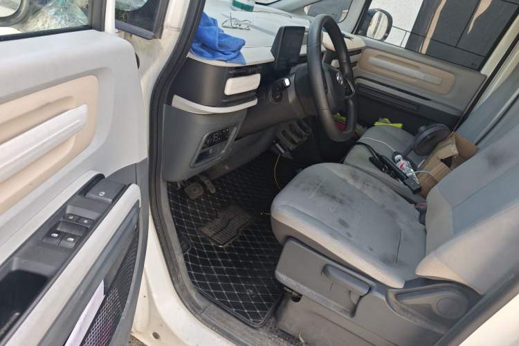 Used SAIC MAXUS Dana V1 2025 V1+ Long Wheelbase High-Roof Multi-Function Version (64 kWh) Driver Seat