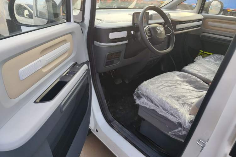 Used SAIC MAXUS Dana V1 2025 V1+ Long Wheelbase Low-Roof Multi-Function Version (62 kWh) Driver Seat