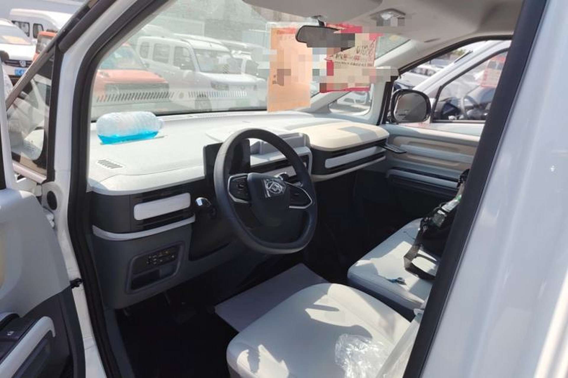 Used SAIC MAXUS Dana V1 2025 V1 Short Wheelbase Low-Roof Multi-Function Version (42 kWh) Driver Seat