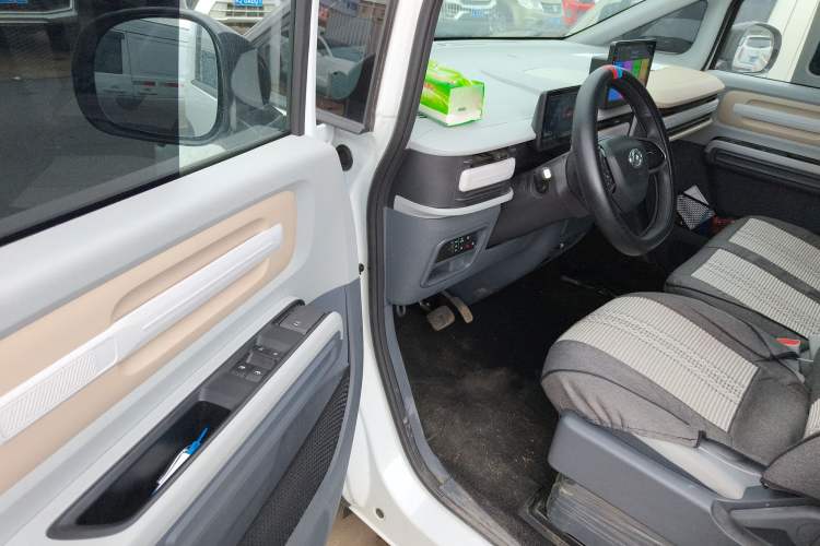 Used SAIC MAXUS Dana V1 2025 V1+ Short Wheelbase Low-Roof Multi-Function Version (42 kWh) Driver Seat