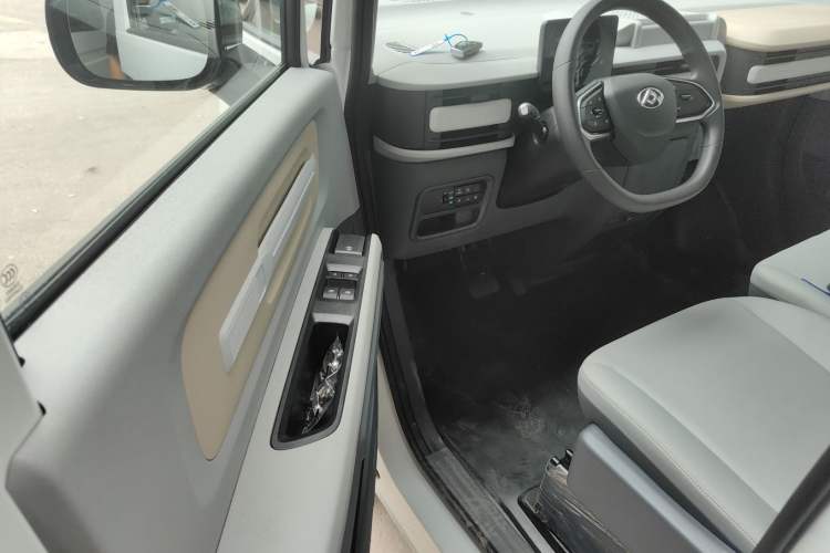 Used SAIC MAXUS Dana V1 2025 Low-Roof Multi-Function Version 42 kWh Driver Seat
