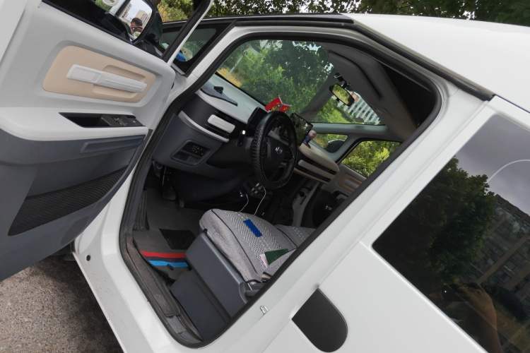 Used SAIC MAXUS Dana V1 2025 V1+ Long Wheelbase High-Roof Multi-Function Version (62 kWh) Driver Seat
