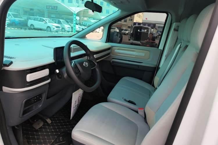Used SAIC MAXUS Dana V1 2025 V1+ Long Wheelbase High-Roof Multi-Function Version (62 kWh) Driver Seat