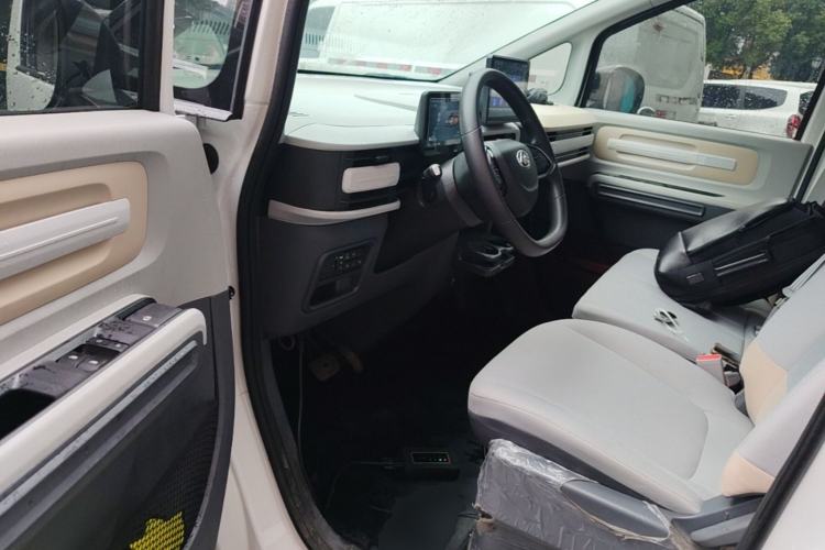 Used SAIC MAXUS Dana V1 2025 Low-Roof Multi-Function Version 42 kWh Driver Seat