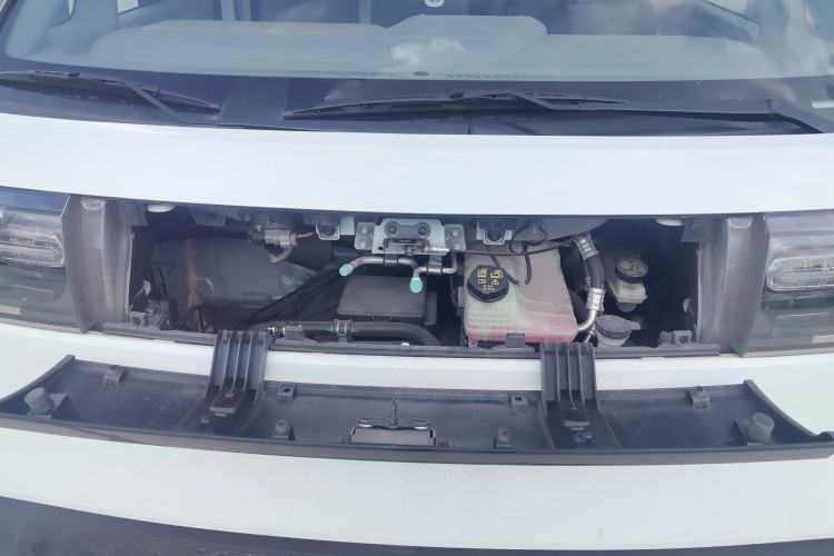 Used SAIC MAXUS Dana V1 2025 V1+ Long Wheelbase Low-Roof Multi-Function Version (62 kWh) Engine Bay