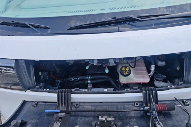 Used SAIC MAXUS Dana V1 2025 Low-Roof Multi-Function Version 42 kWh Engine Bay