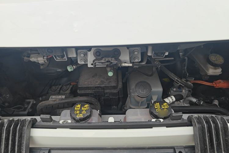 Used SAIC MAXUS Dana V1 2025 V1+ Long Wheelbase Low-Roof Multi-Function Version (62 kWh) Engine Bay