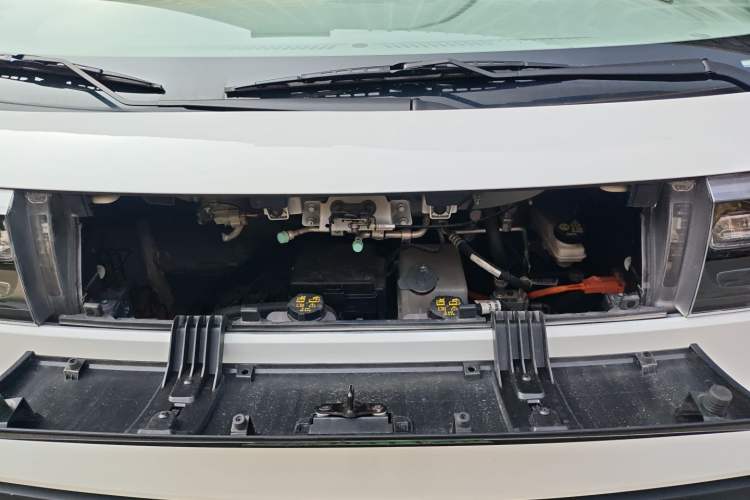 Used SAIC MAXUS Dana V1 2025 Low-Roof Multi-Function Version 50 kWh Engine Bay