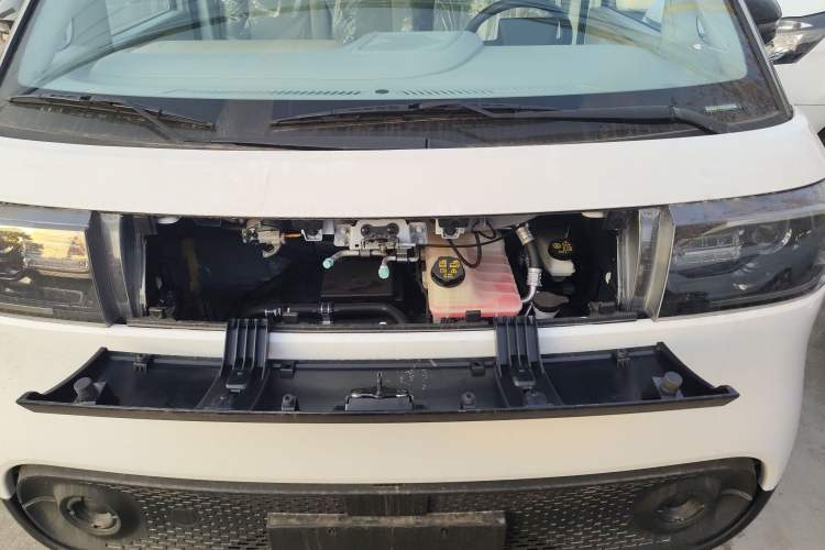 Used SAIC MAXUS Dana V1 2025 V1+ Long Wheelbase Low-Roof Multi-Function Version (62 kWh) Engine Bay