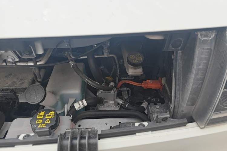 Used SAIC MAXUS Dana V1 2025 V1+ Long Wheelbase Low-Roof Multi-Function Version (62 kWh) Engine Bay Left