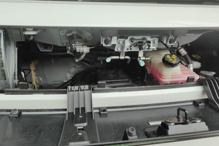 Used SAIC MAXUS Dana V1 2025 Low-Roof Multi-Function Version 42 kWh Engine Bay