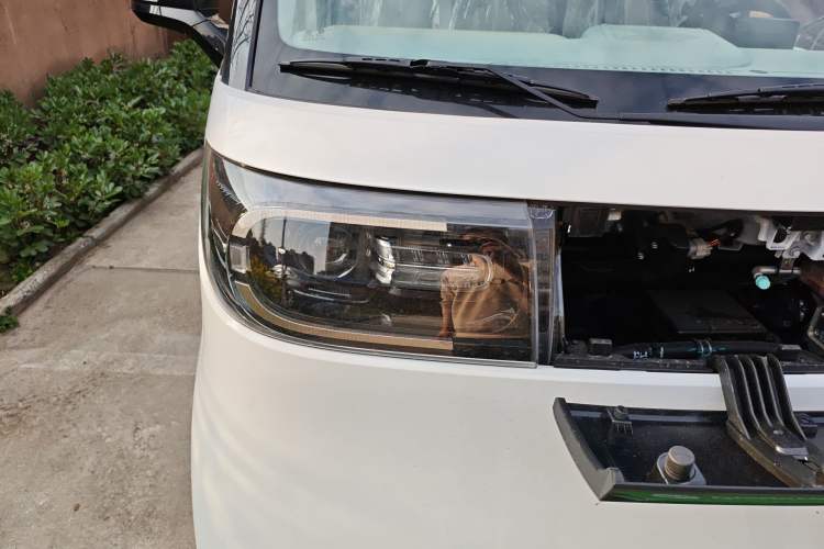 Used SAIC MAXUS Dana V1 2025 Low-Roof Multi-Function Version 42 kWh Engine Bay Right