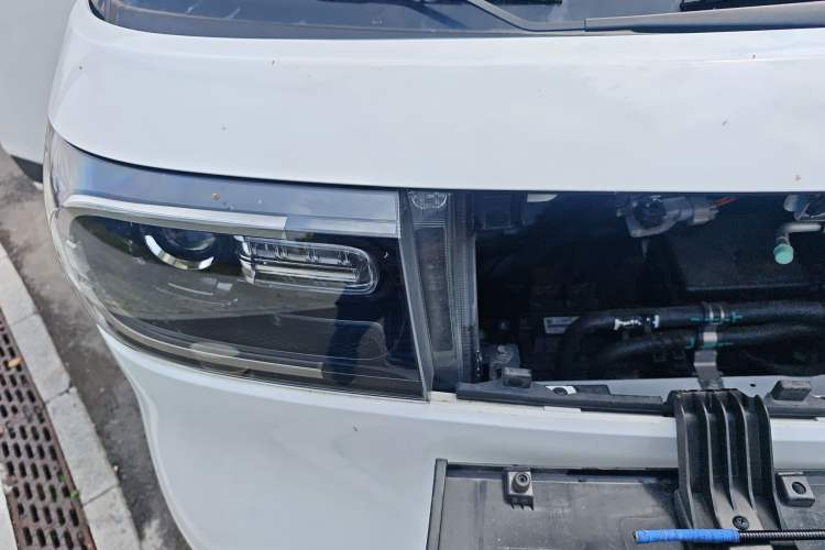 Used SAIC MAXUS Dana V1 2025 Low-Roof Multi-Function Version 42 kWh Engine Bay Right