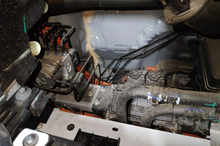 Used SAIC MAXUS Dana V1 2025 Low-Roof Multi-Function Version 42 kWh Engine Bay Right
