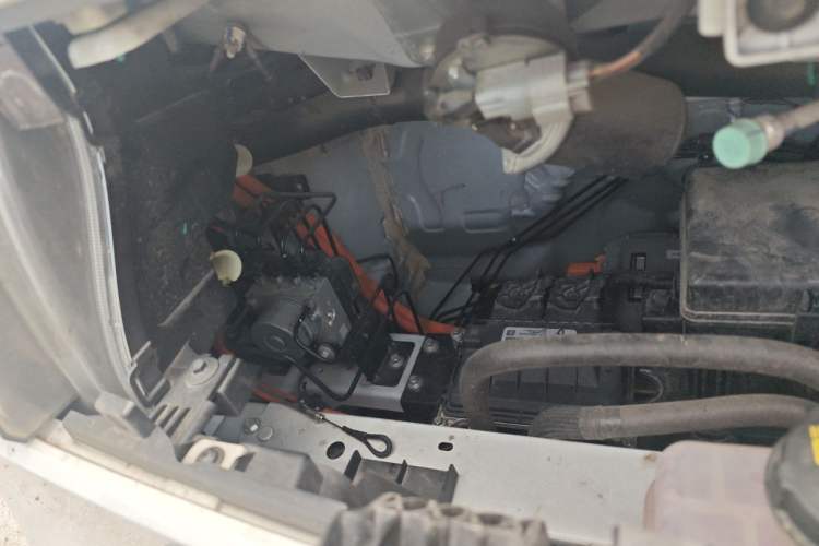 Used SAIC MAXUS Dana V1 2025 V1+ Long Wheelbase High-Roof Multi-Function Version (64 kWh) Engine Bay Right