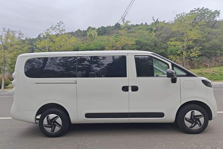 Used SAIC MAXUS Dana V1 2024 V1 Short Wheelbase Low-Roof Multi-Function Version (51 kWh) Exterior 3