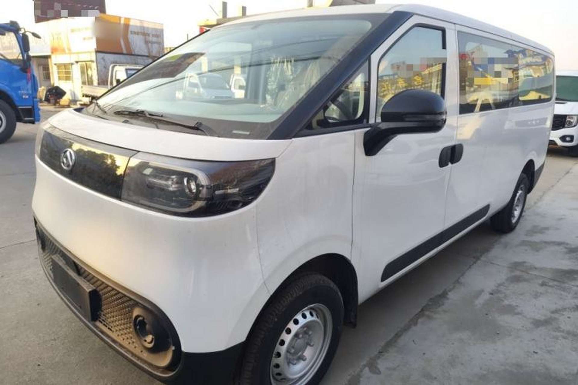 Used SAIC MAXUS Dana V1 2025 V1+ Long Wheelbase Low-Roof Multi-Function Version (62 kWh) Front Left 45 Deg