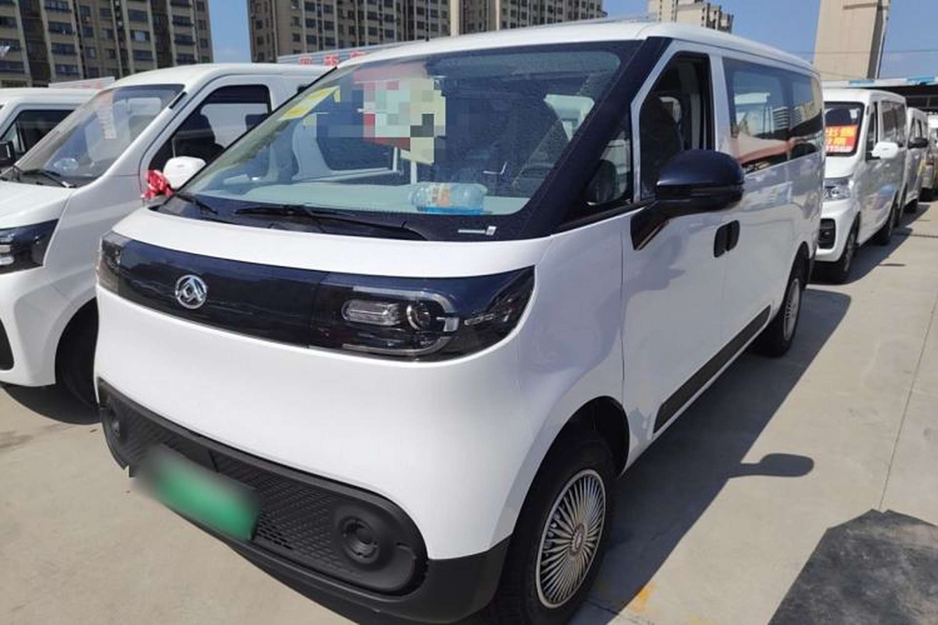Used SAIC MAXUS Dana V1 2025 V1 Short Wheelbase Low-Roof Multi-Function Version (42 kWh) Front Left 45 Deg