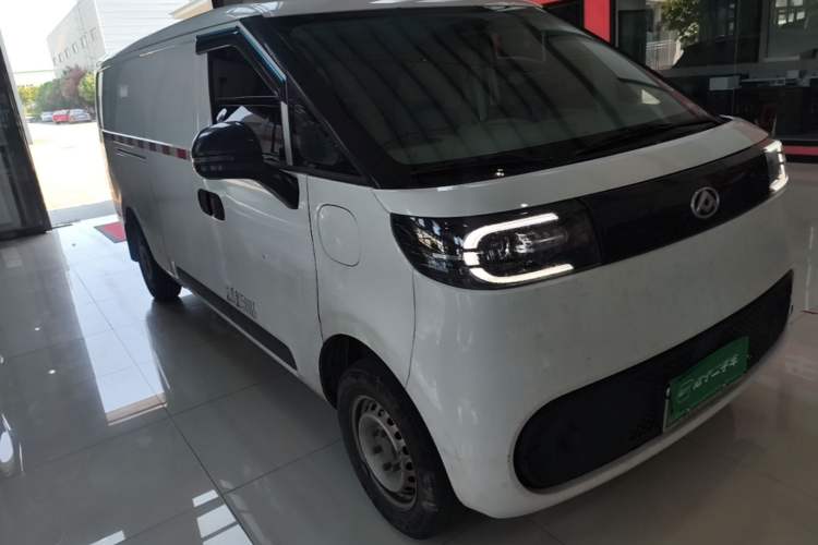 Used SAIC MAXUS Dana V1 2025 V1 Long Wheelbase Low-Roof Cargo Version (51 kWh) Front Right 45 Deg