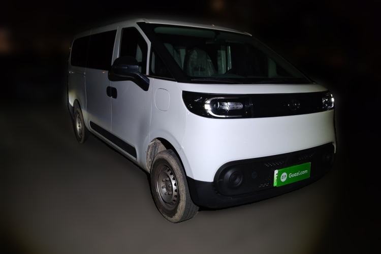 Used SAIC MAXUS Dana V1 2025 Low-Roof Multi-Function Version 42 kWh Front Right 45 Deg