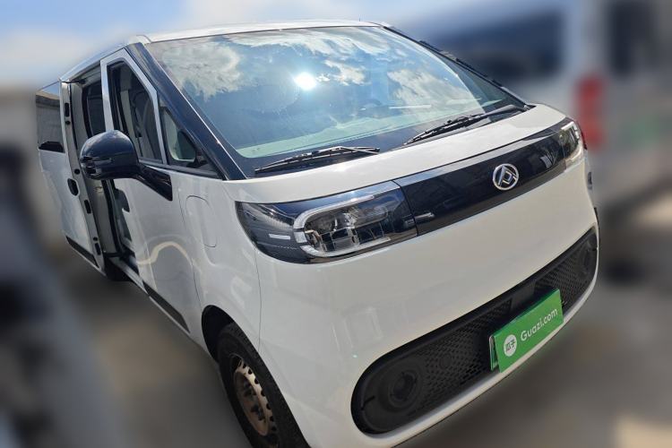 Used SAIC MAXUS Dana V1 2024 V1 Short Wheelbase Low-Roof Multi-Function Version (51 kWh) Front Right 45 Deg
