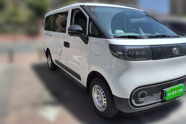 Used SAIC MAXUS Dana V1 2025 V1 Short Wheelbase Low-Roof Multi-Function Version (42 kWh) Front Right 45 Deg