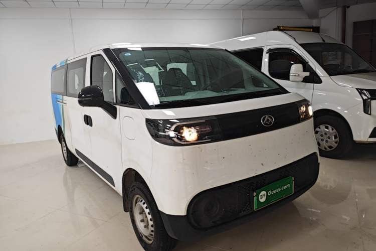 Used SAIC MAXUS Dana V1 2025 V1+ Long Wheelbase Low-Roof Multi-Function Version (62 kWh) Front Right 45 Deg