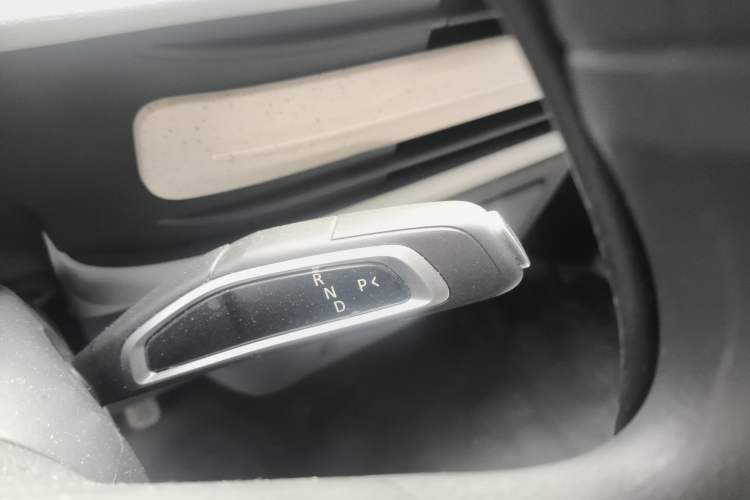 Used SAIC MAXUS Dana V1 2025 Low-Roof Multi-Function Version 50 kWh Gear Lever