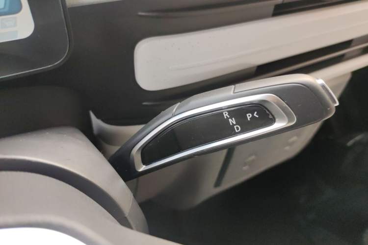 Used SAIC MAXUS Dana V1 2023 V1 Short Wheelbase Low Roof (43 kWh) Gear Lever