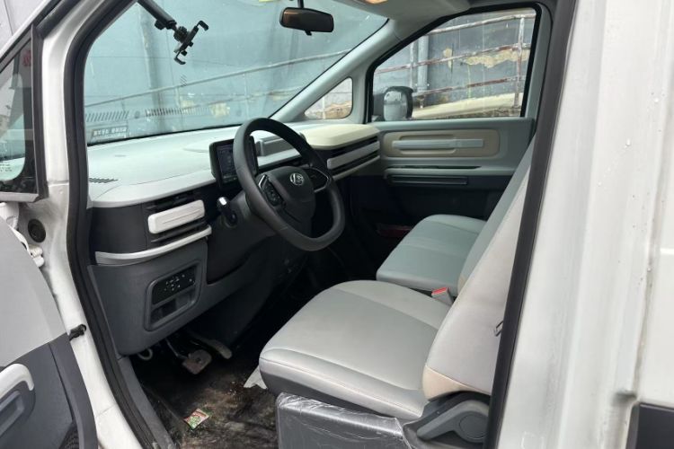Used SAIC MAXUS Dana V1 2025 V1+ Long Wheelbase High-Roof Multi-Function Version (62 kWh) Interior 1