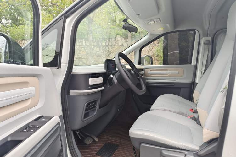 Used SAIC MAXUS Dana V1 2024 V1 Short Wheelbase Low-Roof Multi-Function Version (51 kWh) Interior 2
