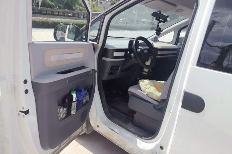 Used SAIC MAXUS Dana V1 2025 V1+ Long Wheelbase Low-Roof Multi-Function Version (62 kWh) Interior 3