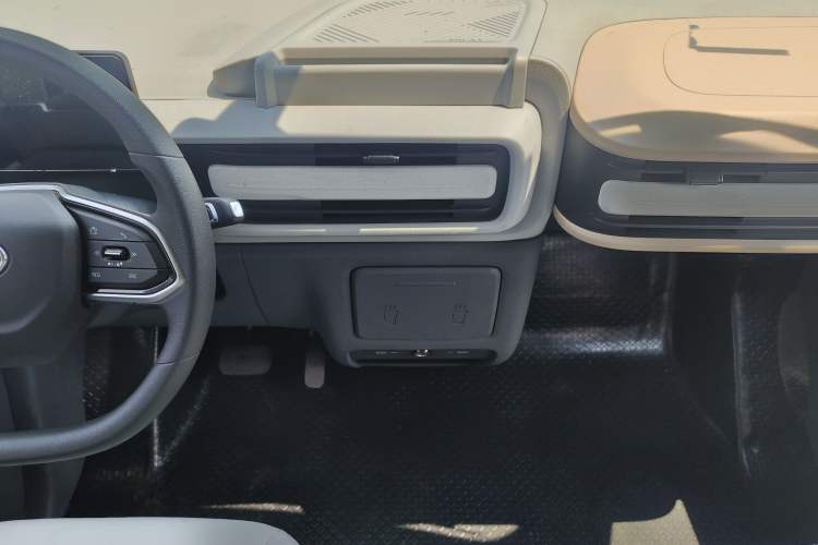 Used SAIC MAXUS Dana V1 2024 V1 Short Wheelbase Low-Roof Multi-Function Version (51 kWh) Interior 3