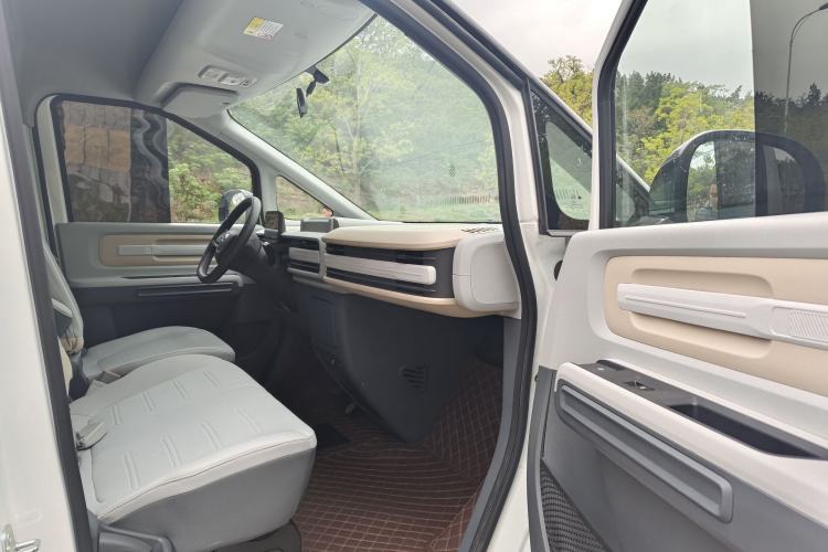 Used SAIC MAXUS Dana V1 2024 V1 Short Wheelbase Low-Roof Multi-Function Version (51 kWh) Interior 3