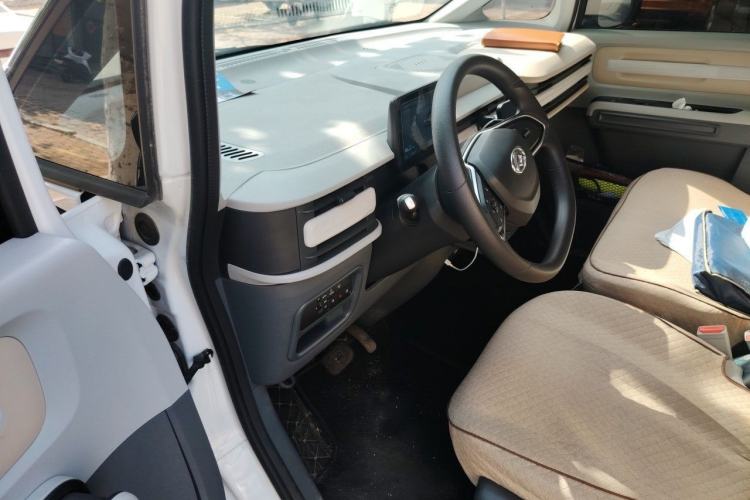 Used SAIC MAXUS Dana V1 2025 V1 Short Wheelbase Low-Roof Multi-Function Version (42 kWh) Interior 3