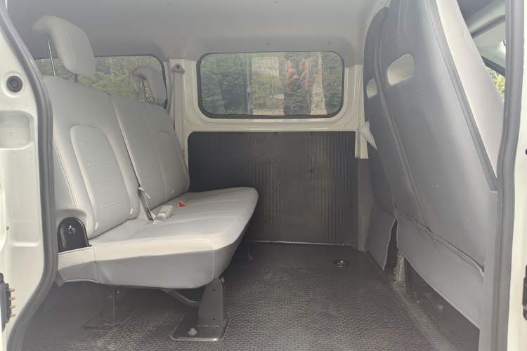 Used SAIC MAXUS Dana V1 2024 V1 Short Wheelbase Low-Roof Multi-Function Version (51 kWh) Interior 4