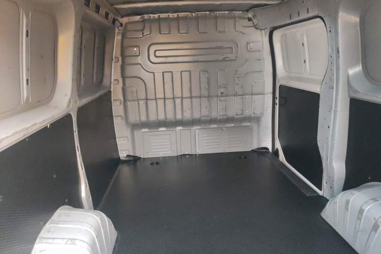 Used SAIC MAXUS Dana V1 2023 V1 Short Wheelbase Low Roof (43 kWh) Interior 4