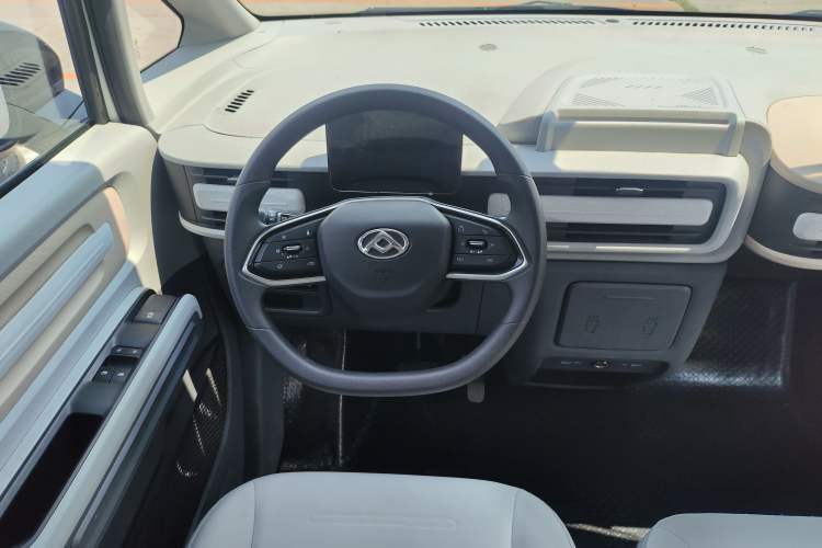 Used SAIC MAXUS Dana V1 2024 V1 Short Wheelbase Low-Roof Multi-Function Version (51 kWh) Interior 6