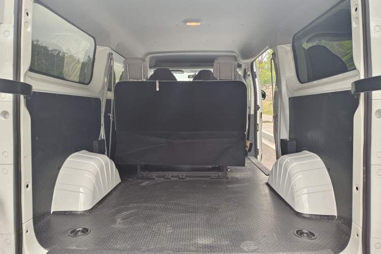 Used SAIC MAXUS Dana V1 2024 V1 Short Wheelbase Low-Roof Multi-Function Version (51 kWh) Interior 8