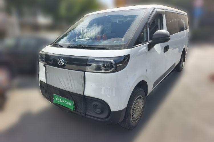 SAIC MAXUS Dana V1 SAIC Maxus Denza V1 passenger‑version, long‑wheelbase, low‑roof, 7‑seater; all‑electric range of 403 km with a 64‑kWh battery.