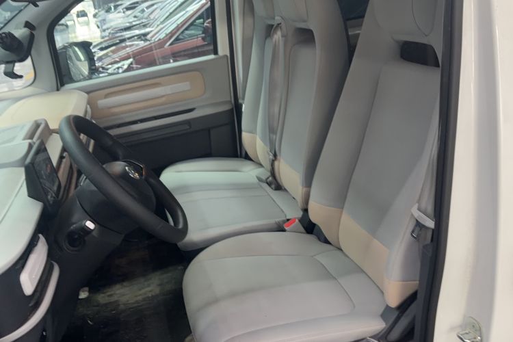 Used SAIC MAXUS Dana V1 2025 V1+ Long Wheelbase High-Roof Multi-Function Version (62 kWh) Left Front Seat