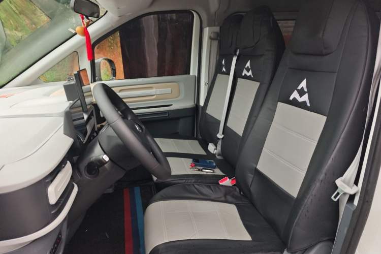 Used SAIC MAXUS Dana V1 2025 V1+ Long Wheelbase Low-Roof Cargo Version (50 kWh) Left Front Seat