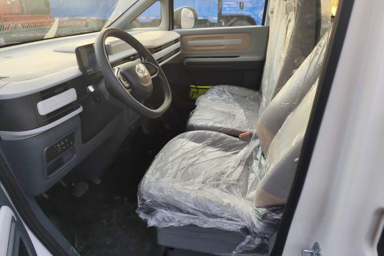 Used SAIC MAXUS Dana V1 2025 V1+ Long Wheelbase Low-Roof Multi-Function Version (62 kWh) Left Front Seat