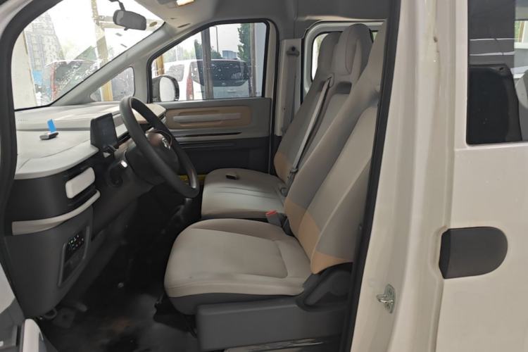 Used SAIC MAXUS Dana V1 2025 V1+ Long Wheelbase Low-Roof Multi-Function Version (62 kWh) Left Front Seat
