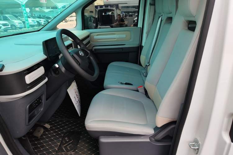 Used SAIC MAXUS Dana V1 2025 V1+ Long Wheelbase High-Roof Multi-Function Version (62 kWh) Left Front Seat