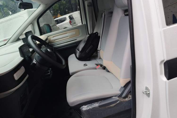 Used SAIC MAXUS Dana V1 2025 Low-Roof Multi-Function Version 42 kWh Left Front Seat