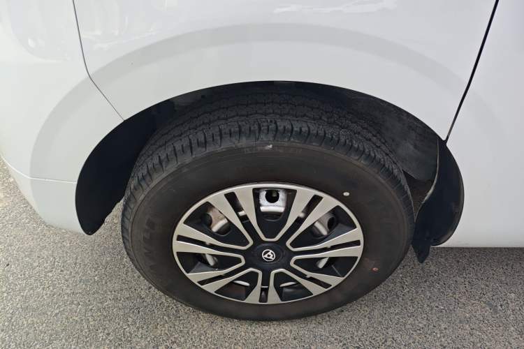 Used SAIC MAXUS Dana V1 2025 Low-Roof Multi-Function Version 50 kWh Left Front Wheel Hub