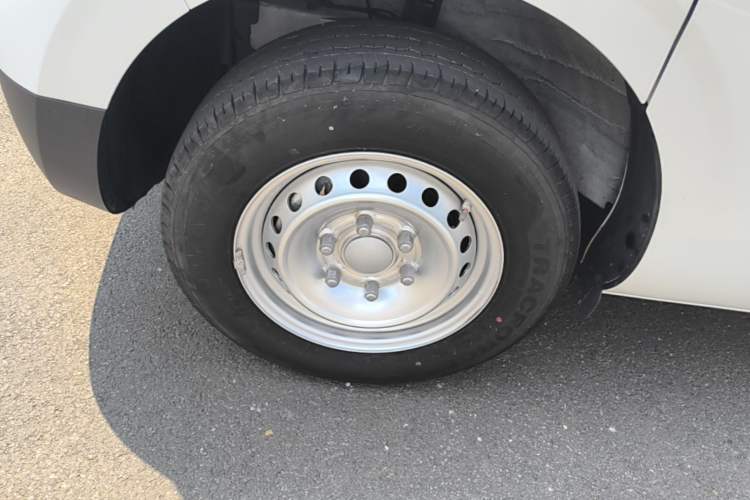 Used SAIC MAXUS Dana V1 2025 V1 Short Wheelbase Low-Roof Multi-Function Version (42 kWh) Left Front Wheel Hub