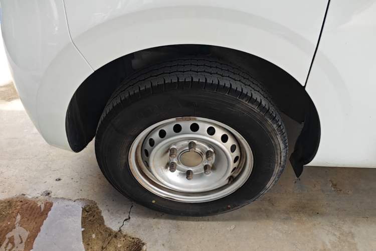Used SAIC MAXUS Dana V1 2024 V1 Short Wheelbase Low-Roof Multi-Function Version (51 kWh) Left Front Wheel Hub